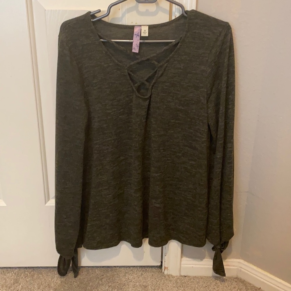 Criss cross long sleeve top